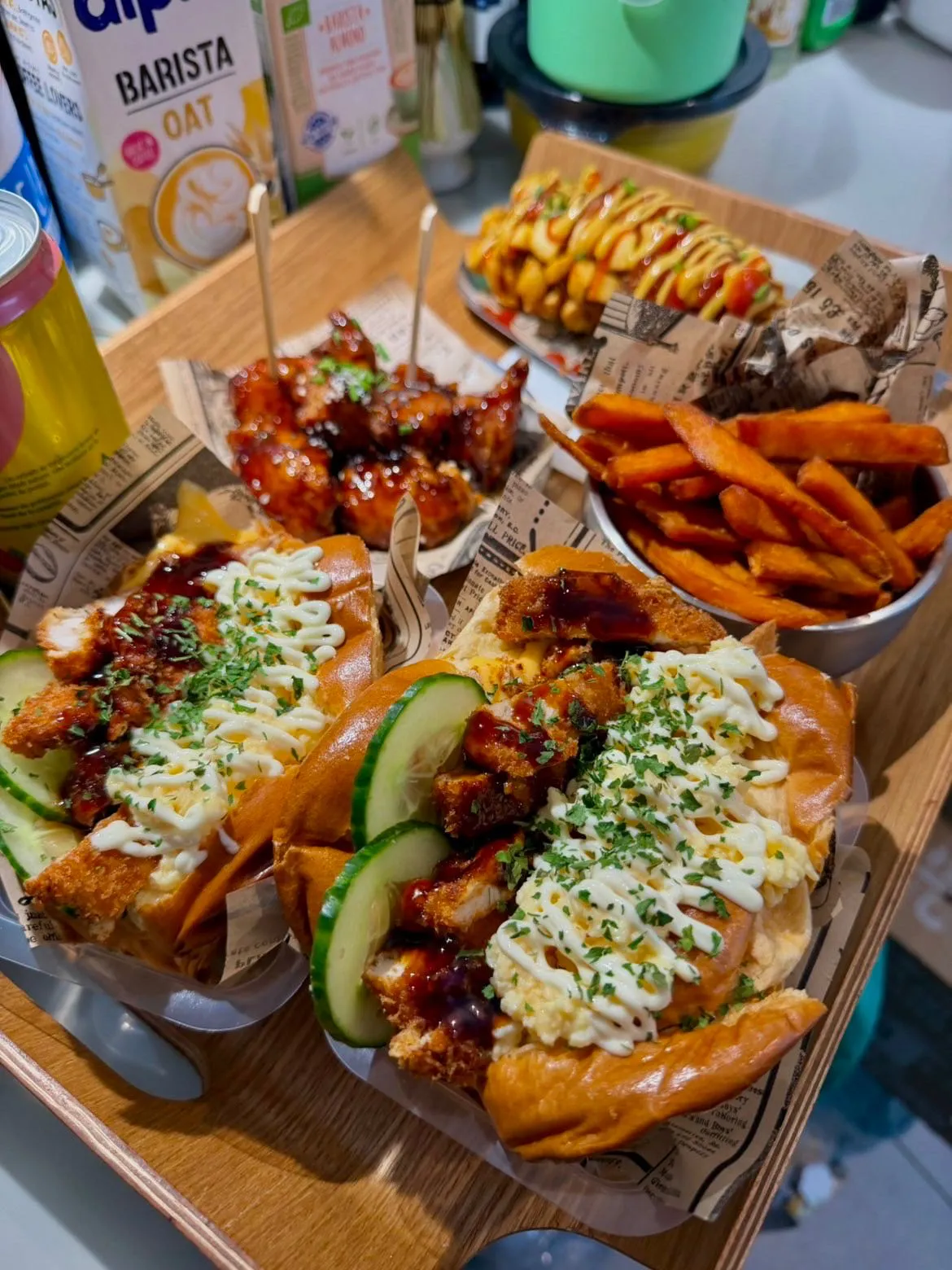 Plateau à partager Kimiko : egg toast au pain brioché, poulet frit coréen, corn dog et frites de patate douce